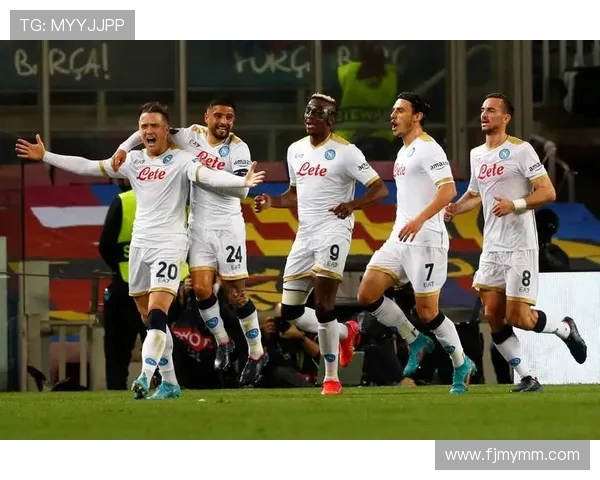 B斯光荣与墨尔本胜利的精彩对决引发球迷热议与期待